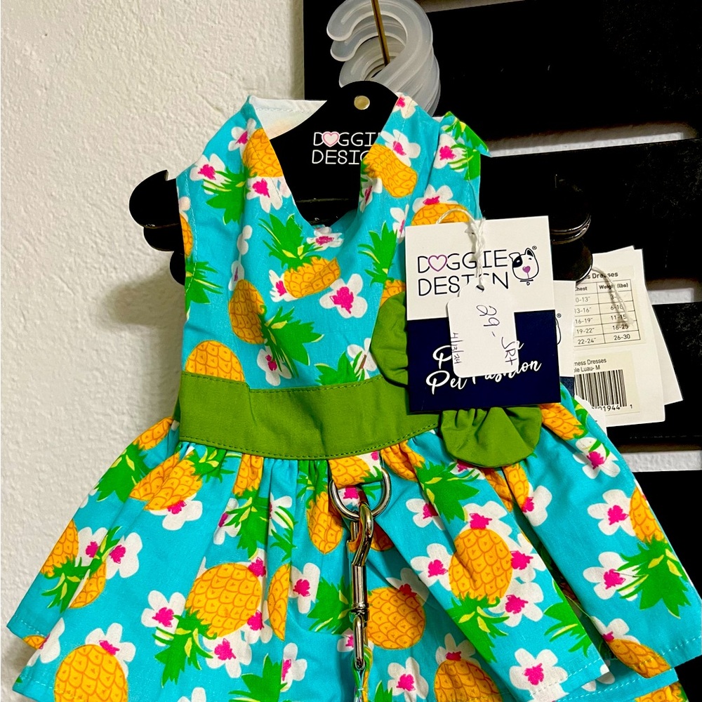 Doggie Dress, Sz Small.  Pineapple & Flower Design. With matching leash. NWT